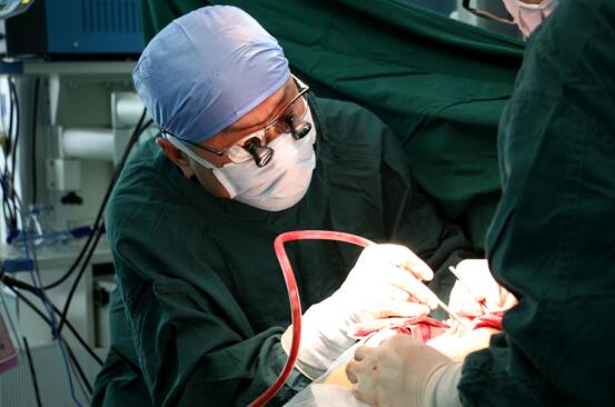 图解:主刀医生,杨光院长为患者进行konno手术8:40,吴先生的主刀医生
