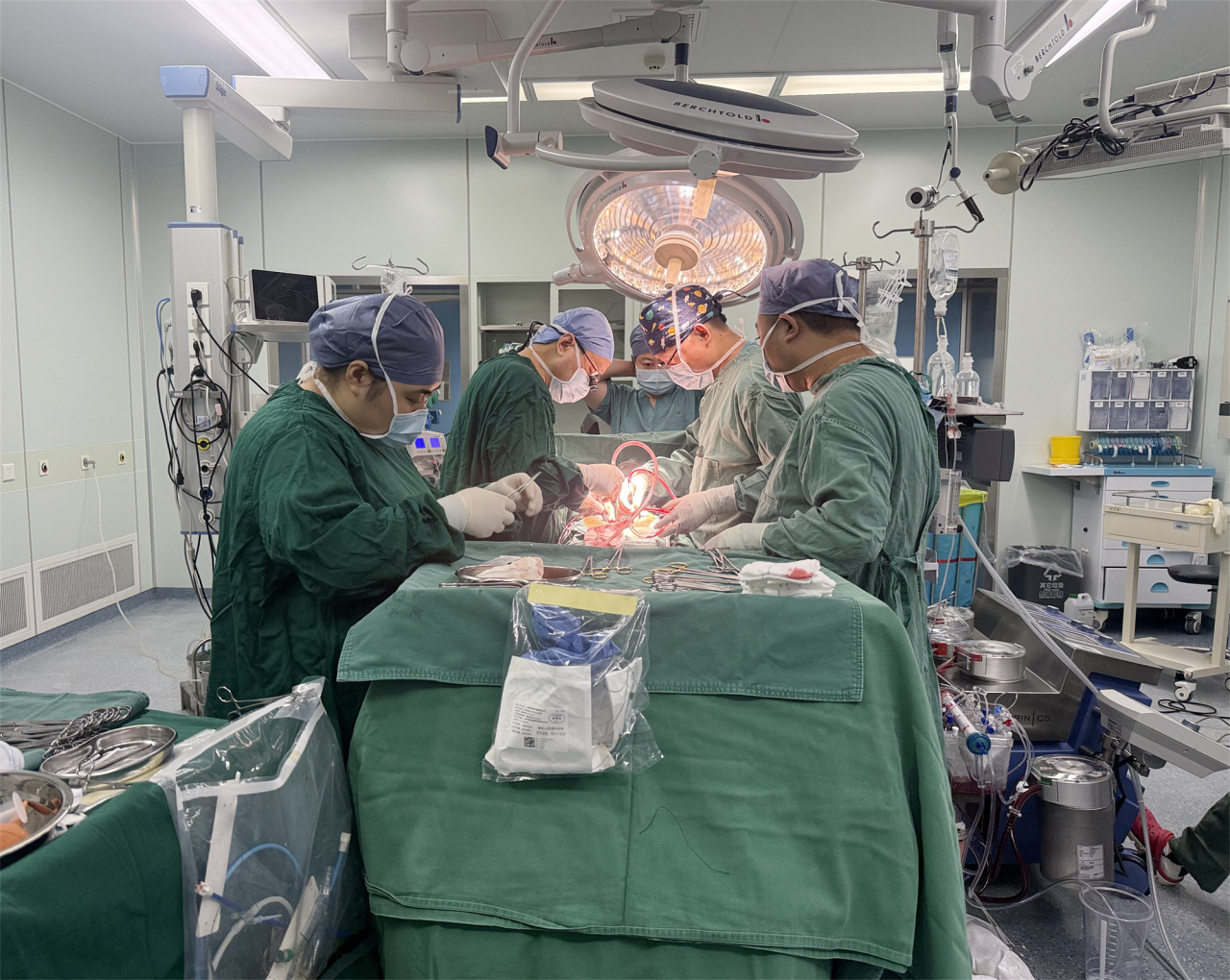 明慈医院救治复杂感染性心内膜炎患者