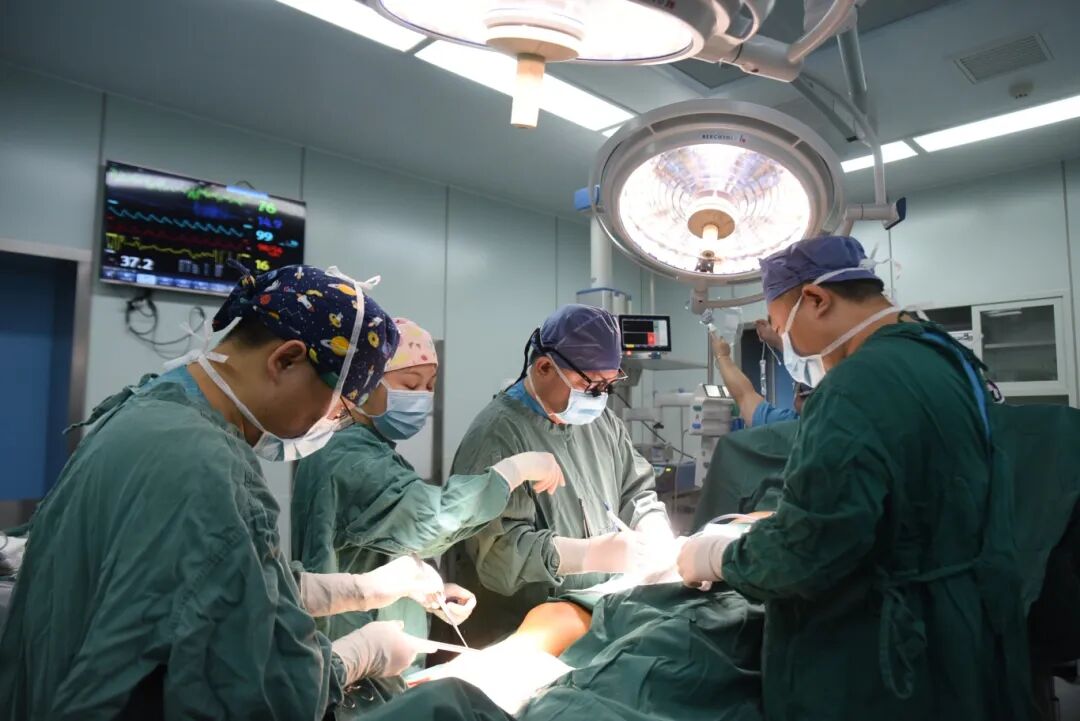 高难度复合心脏手术成功实施：明慈心外同期完成主动脉全弓置换与心脏搭桥，助危重患者重获新生